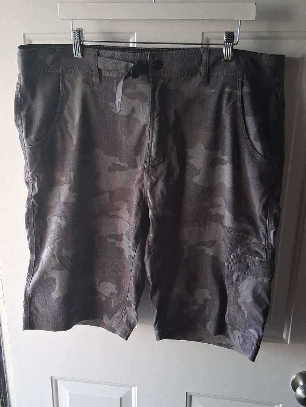 Prana Men's Lighweight Cargo Shorts in Dark Gray Camo